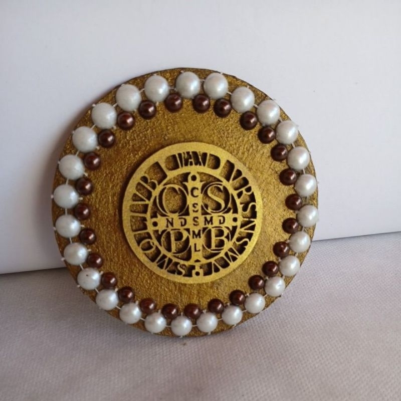​Mini Mandala Medalha de São Bento MDF com Pérolas 9,5cm - Quadro de Proteção para Porta e Lar