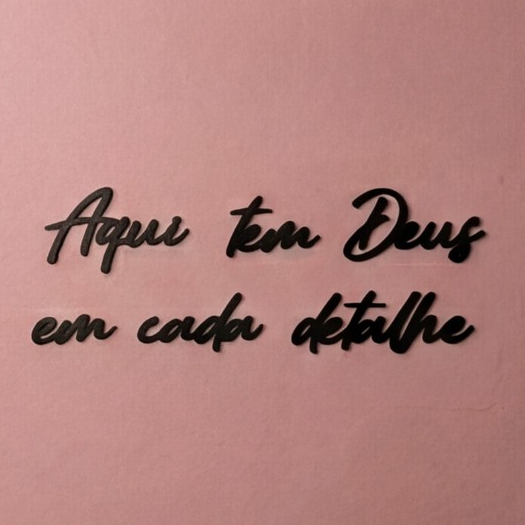 Aplique Parede Aqui Tem Deus em Cada Detalhe MDF Preto  Frase Cristã Decoração Casa Sala Cozinha Fé