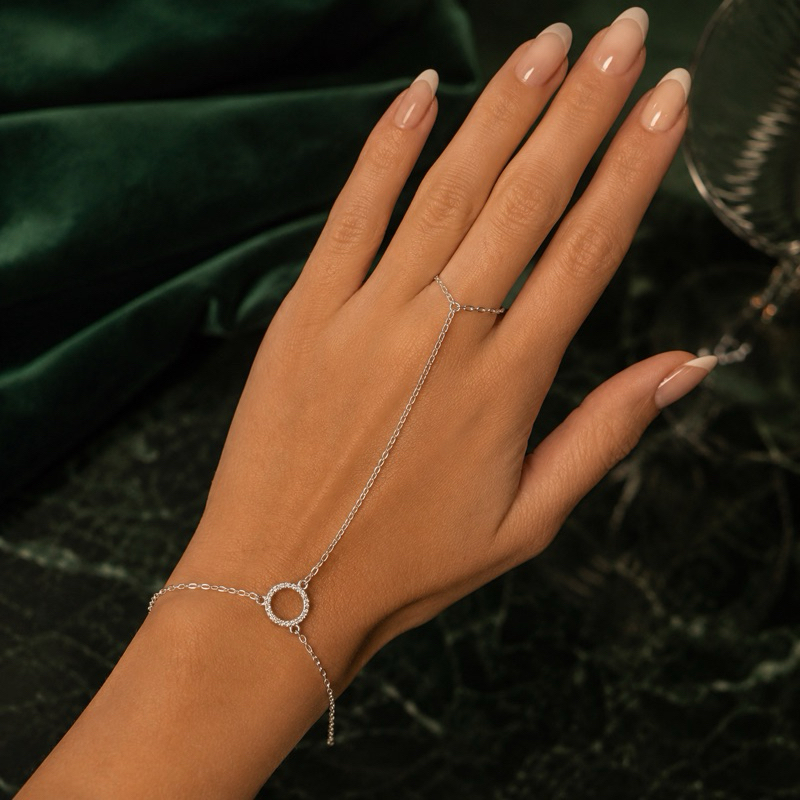 Pulseira Hand Chain Redonda Cravejada em Prata 925 Feminina