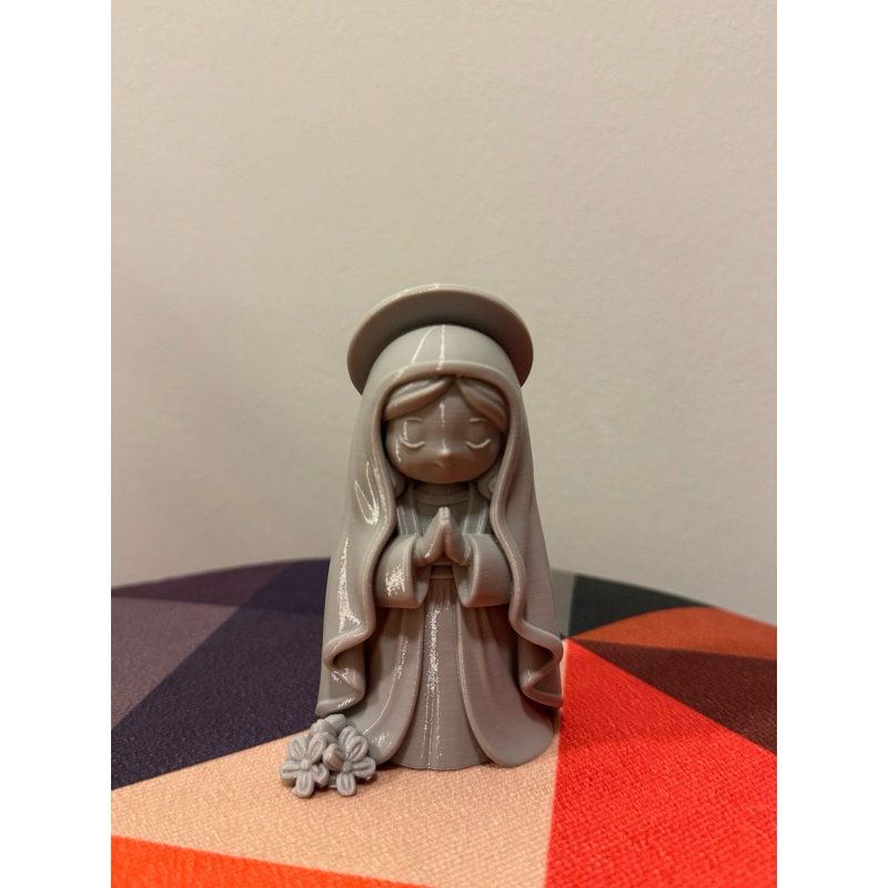 Miniatura Estilizada de Nossa Senhora com Rosário em Impressão 3D - Perfeita para Decoração e Presente Religioso