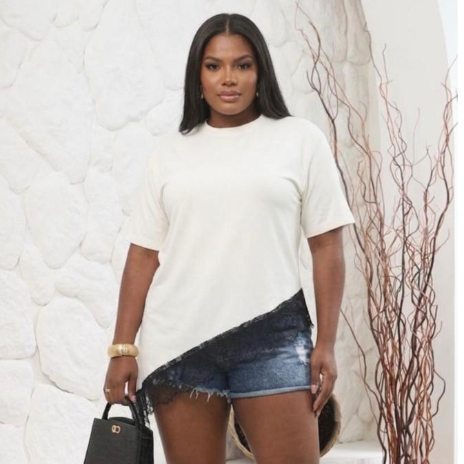 Blusa Feminina Algodão Oversized com Renda Barra Fenda Lateral Blusinha Soltinha Confortável