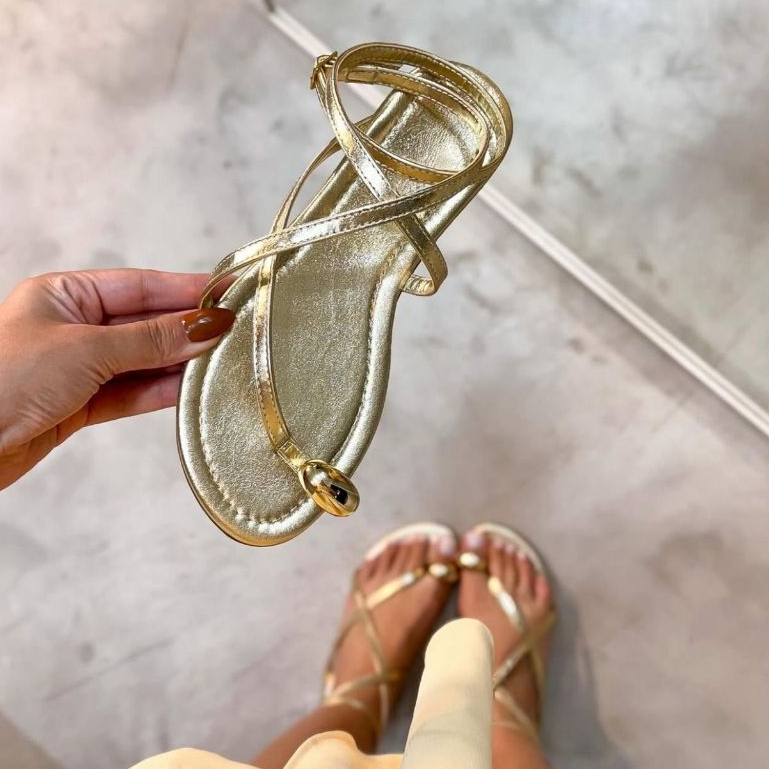 Sandália Feminina Rasteira Delicada com Tiras Finas Detalhe Metalizado Elegante Moda Verão