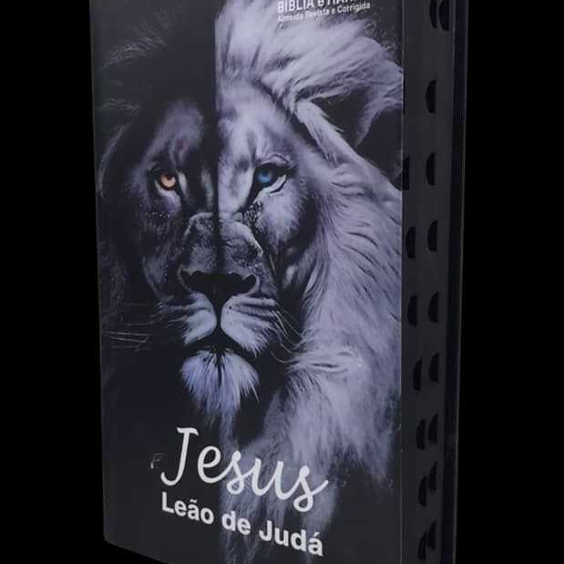 Bíblia Sagrada Tamanho Grande com Harpa Palavras de Jesus em Vermelho Capa Dura Leão Preto e Branco