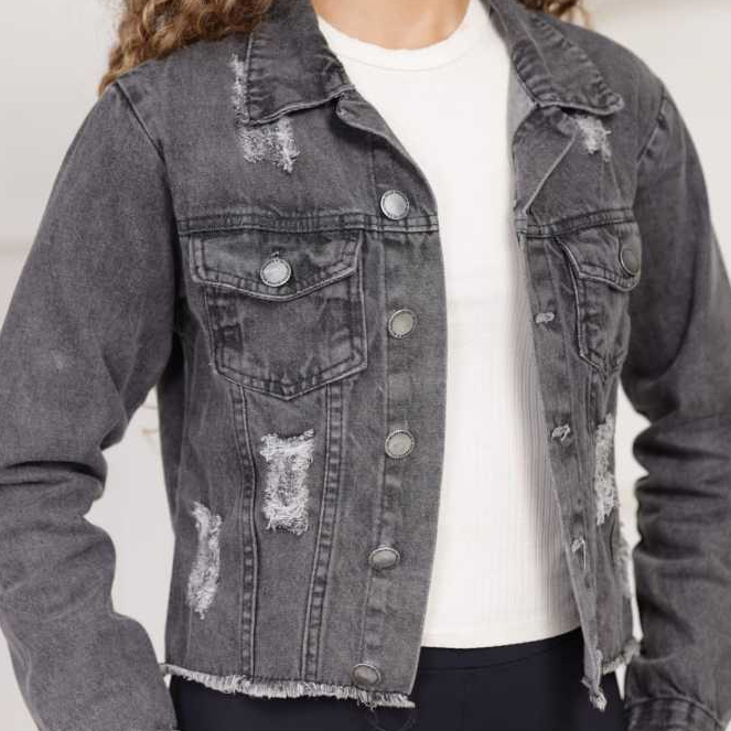 Jaqueta Feminina Grafite com Botões e Barra Desfiada – Estilo Urbano com Toque Moderno e Fashionista