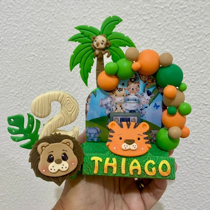 Vela de aniversario de biscuit painel com balões safari 2 anos pronta pra enviar