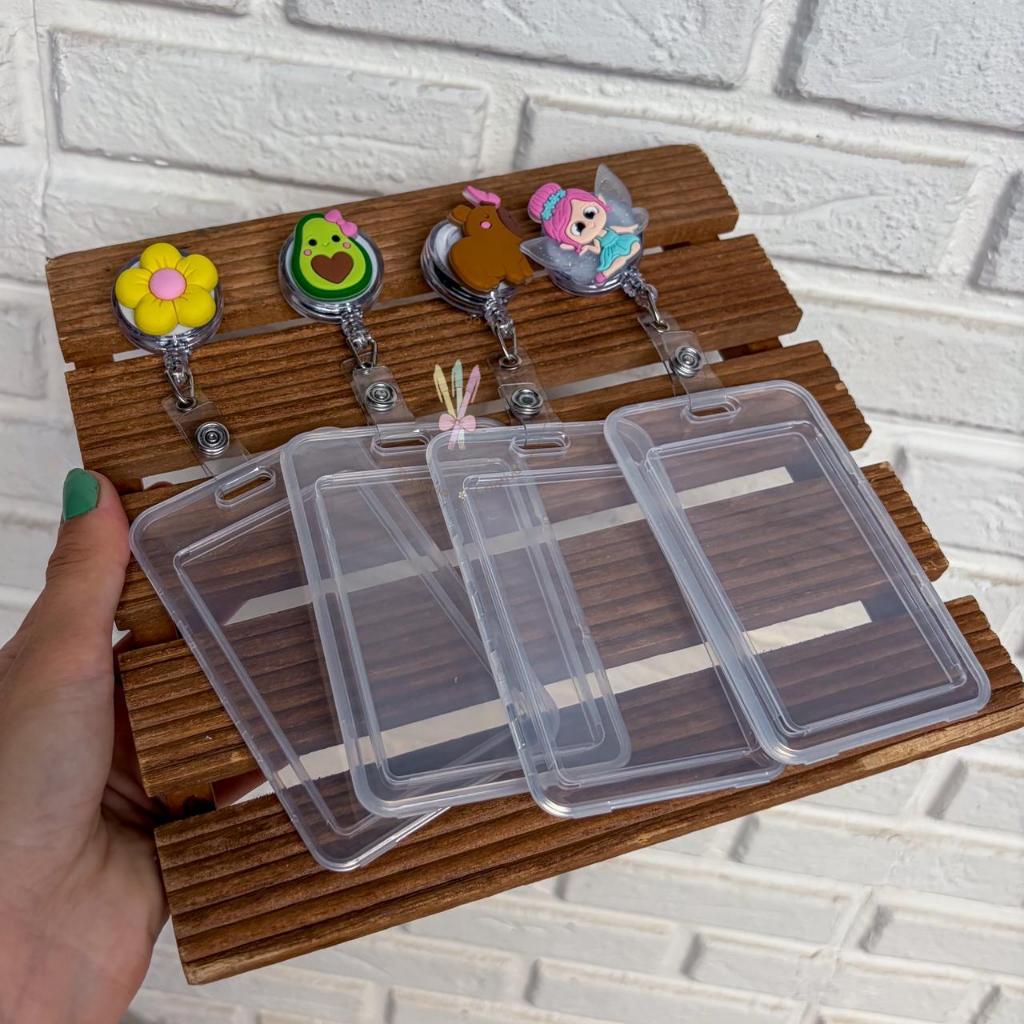 Porta crachá com roller clip photocard decorado porta cartão retrátil nutrição enfermagem personagem em Oferta na Shopee