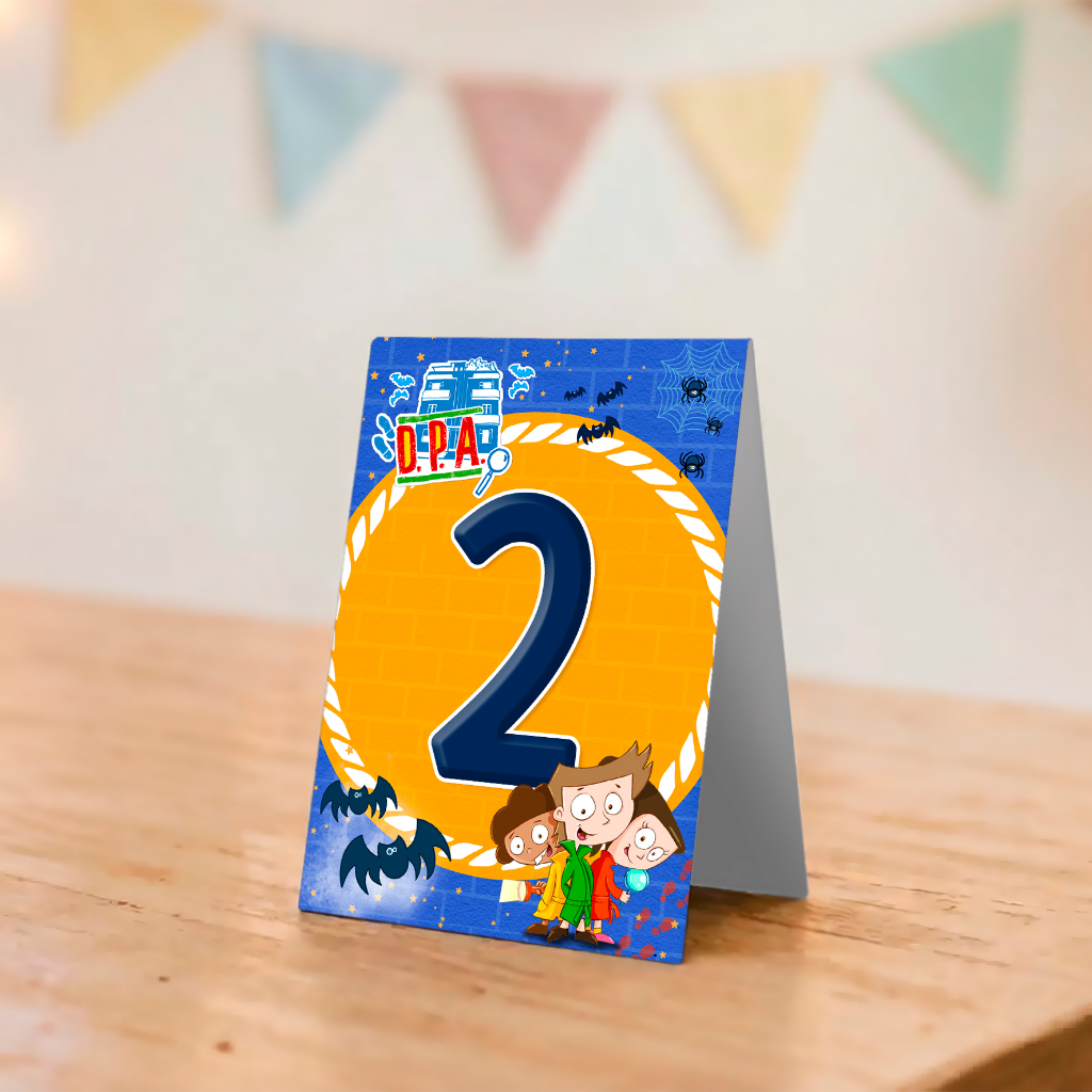 Plaquinha marcador de mesa numeral DPA detetives do prédio azul festa infantil