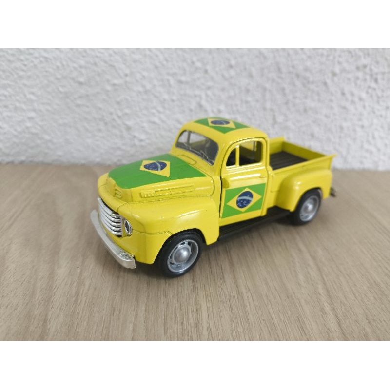 miniatura caminhonete antiga Brasil verde e amarela copa