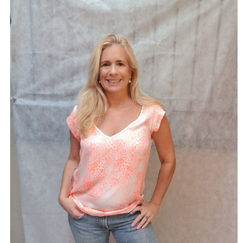 Blusa Feminina T-Shirt Cetim Estampa Animal Print  marca Shoulder Salmão Gola V Leve e Elegante tamanho P Usado Brechó