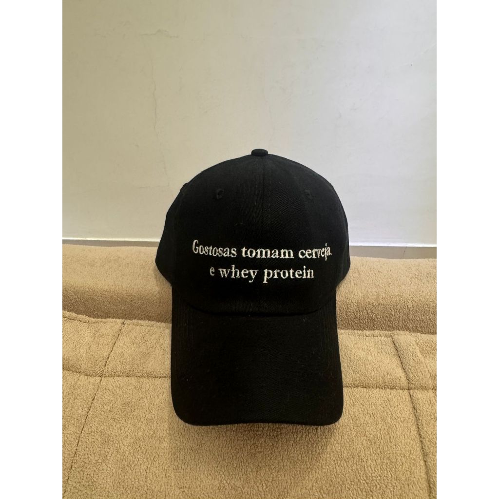 Boné personalizado diversas cores com a frase "Gostosas tomam cerveja e whey protein"