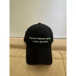 Boné personalizado diversas cores com a frase "Gostosas tomam cerveja e whey protein"