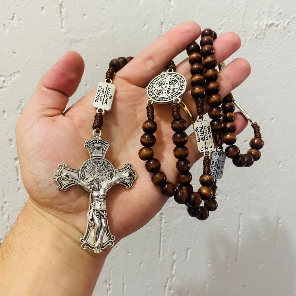 Terço e Colar Católico em Madeira Contemplação dos Mistérios do SÃO BENTO com Medalha na cor Prata.