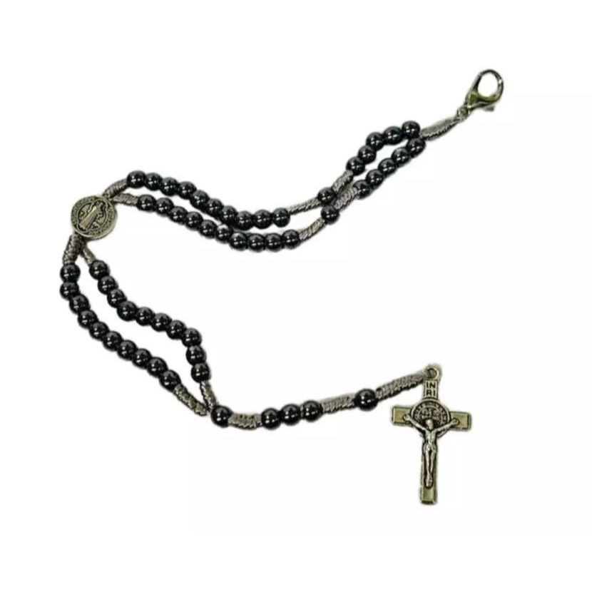 Pulseira Terço São Bento Hematita Prateado – Fé, Proteção e Elegância no Pulso