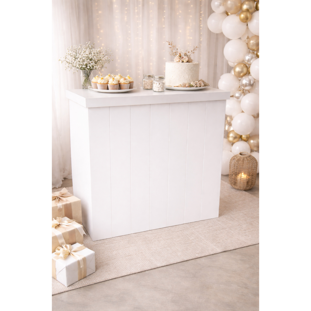 mesa ripada bomb e cômoda fake de madeira BRANCA MDF para decoração de festa ou mesinha de quarto