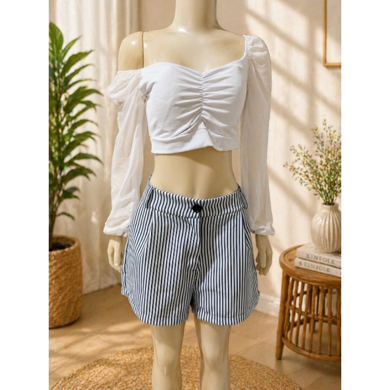 Cropped Branco Manga Longa + Short Listrado – Delicado, Moderno e Versátil