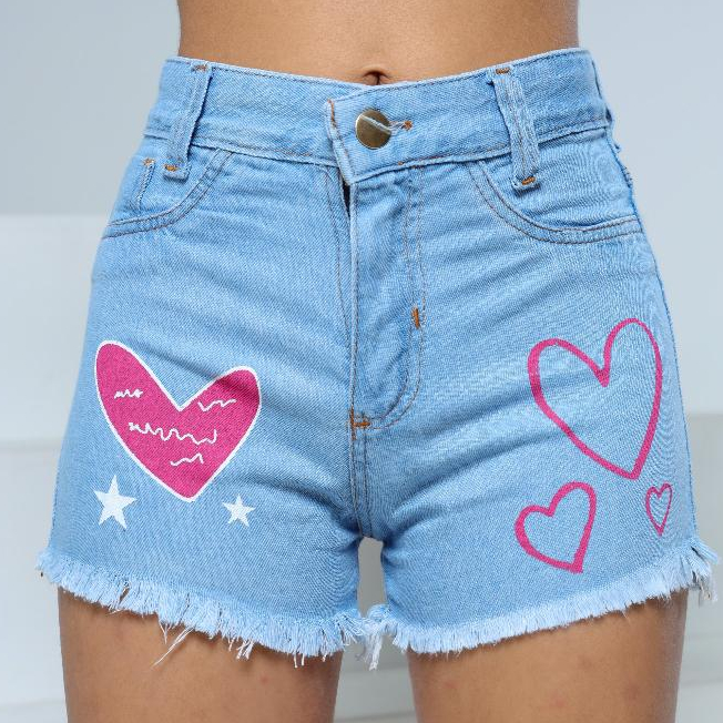 Short Infantil Jeans Menina Cintura Alta Estampado Coração Barra Desfiada Lavagem Clara