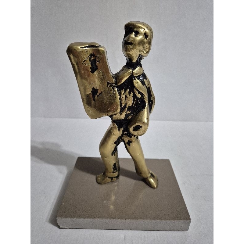 escultura menino jornaleiro bronze maciço C4068