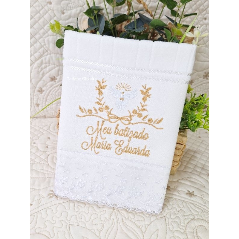 Toalha de batizado bordada Arabesco Espírito Santo - Toalha de batizado personalizada