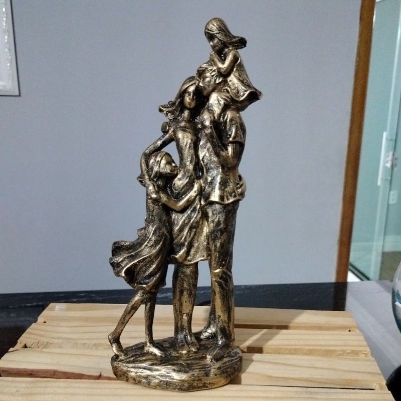 Escultura Família com 2 Filhas. Escultura em gesso para decoração. Pai, Mãe e 2 meninas. Casal com 2 Filhas.