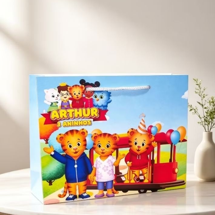 )Sacolinha Personalizada Daniel Tigre (PEGUE E MONTE)– Lembrancinha Aniversário Infantil | Papel Fotográfico