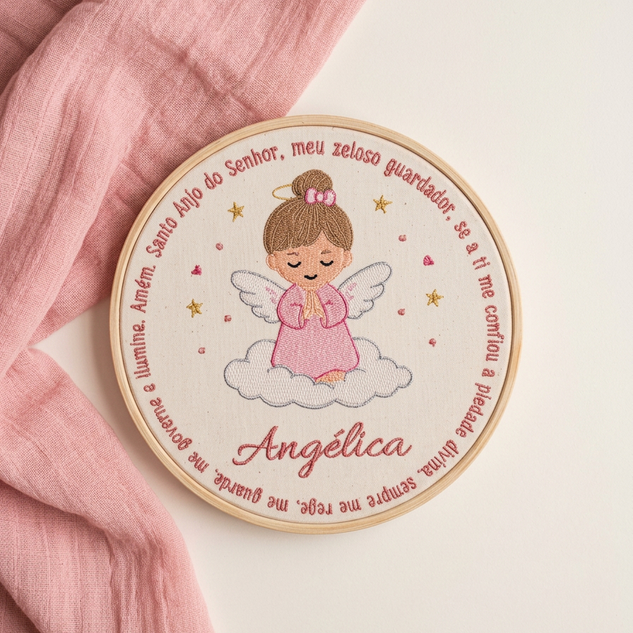 Enfeite Porta Maternidade Menina Bordado - Oração Santo Anjo do Senhor com Anjinha
