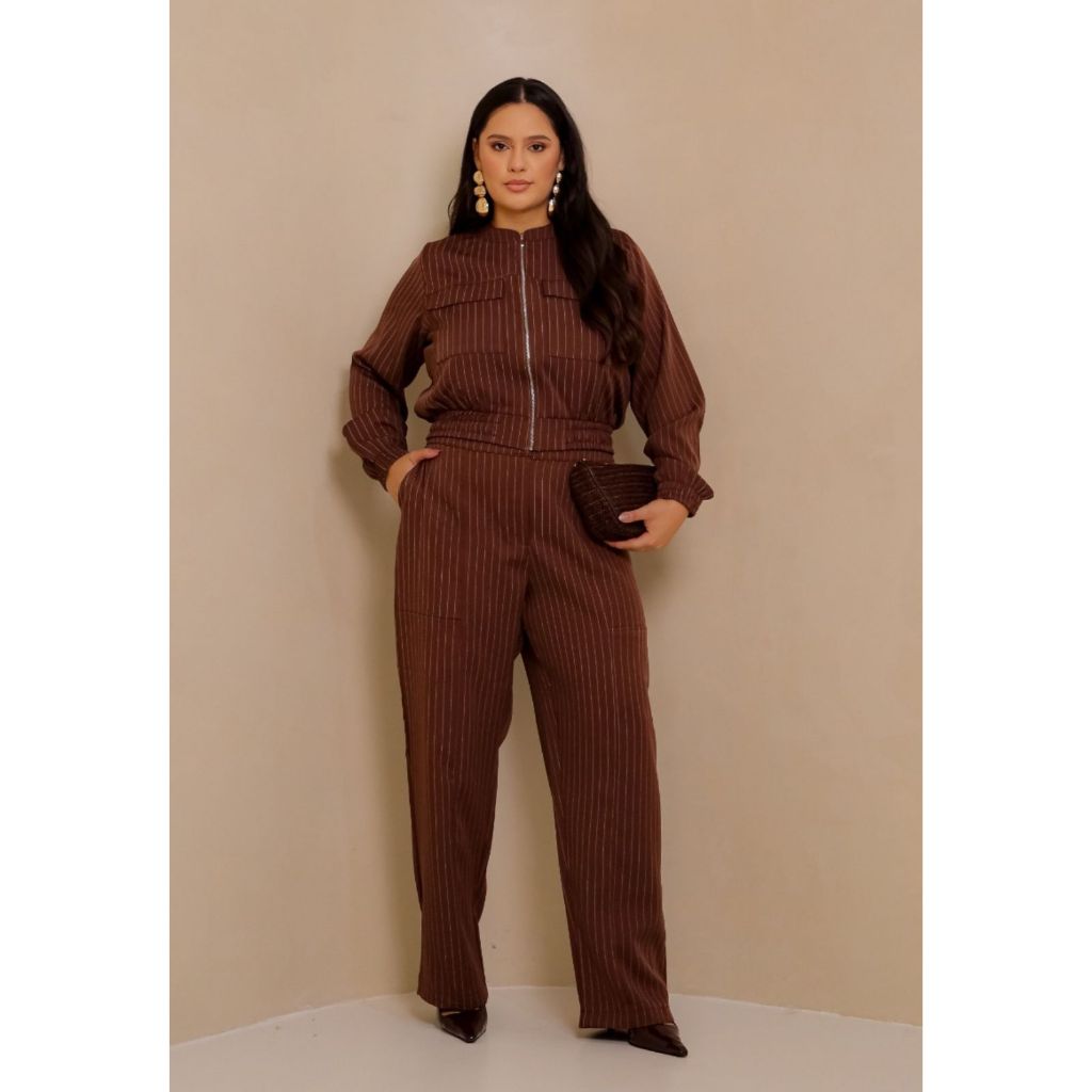 Conjunto Plus Size Risca de Giz Feminino Jaqueta Bomber e Calça Reta Ana Maya Curves