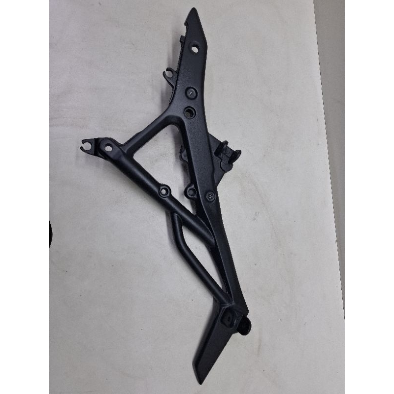 Suporte Bacalhau pedaleira Direita Kawasaki ER6N 2011 PRETO