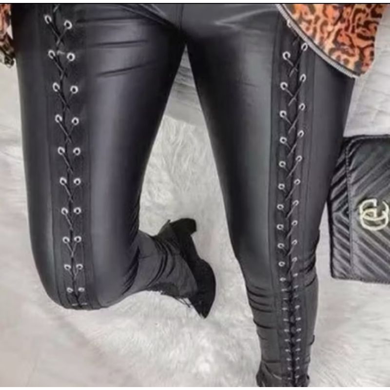 Calça de ilhós transado leg skinny imita couro lançamento
