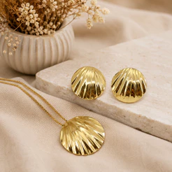 CONJUNTO BRINCO E COLAR CONCHA DOURADA BANHADO A OURO