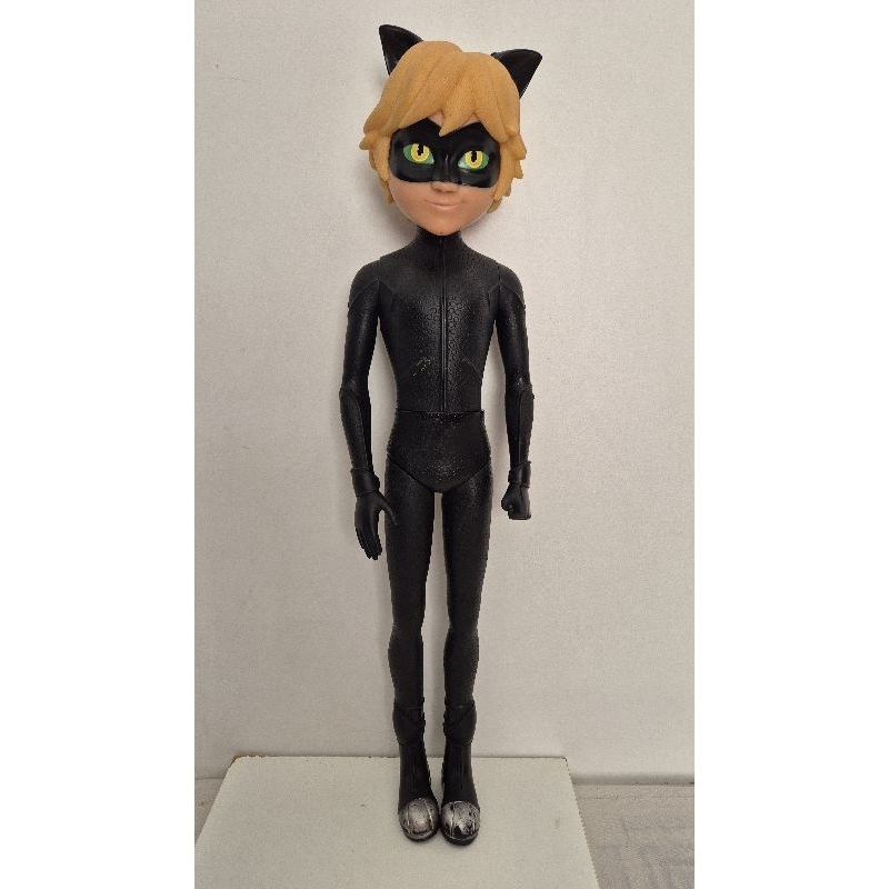 Boneco articulado do personagem Cat Noir, da animação Miraculous: As Aventuras de Ladybug.
