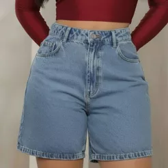Bermuda Feminina Mom Jeans Cintura Alta Lavagem Clara Estonada Bolsos Funcionais Premium