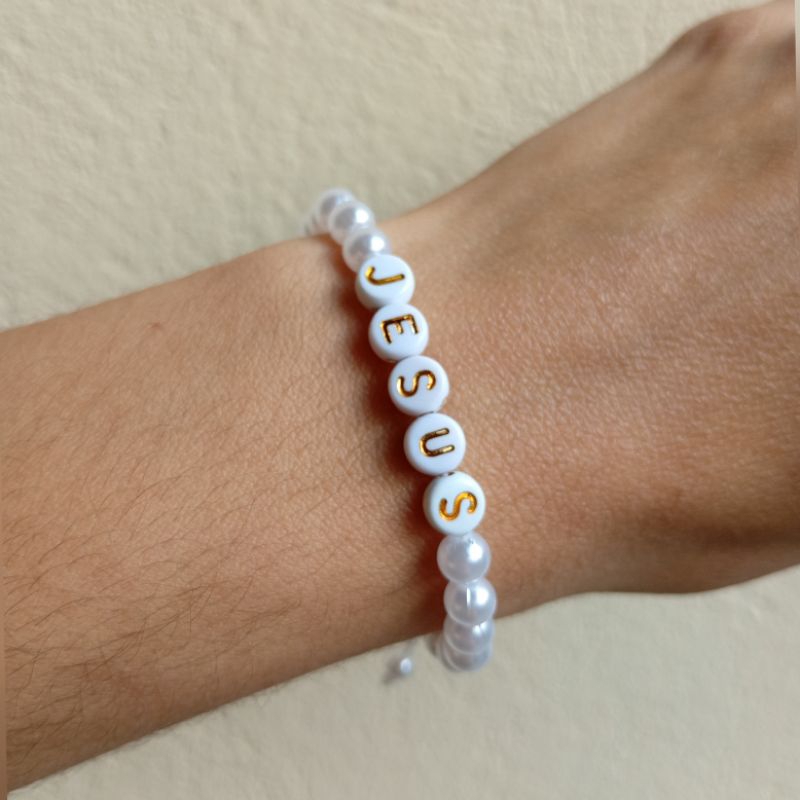 Pulseira Miçangas Pérolas 6mm Jesus Yeshua Fé Copa do Mundo Brasil Fio de Seda Cetim Ajustável Nó Macramê