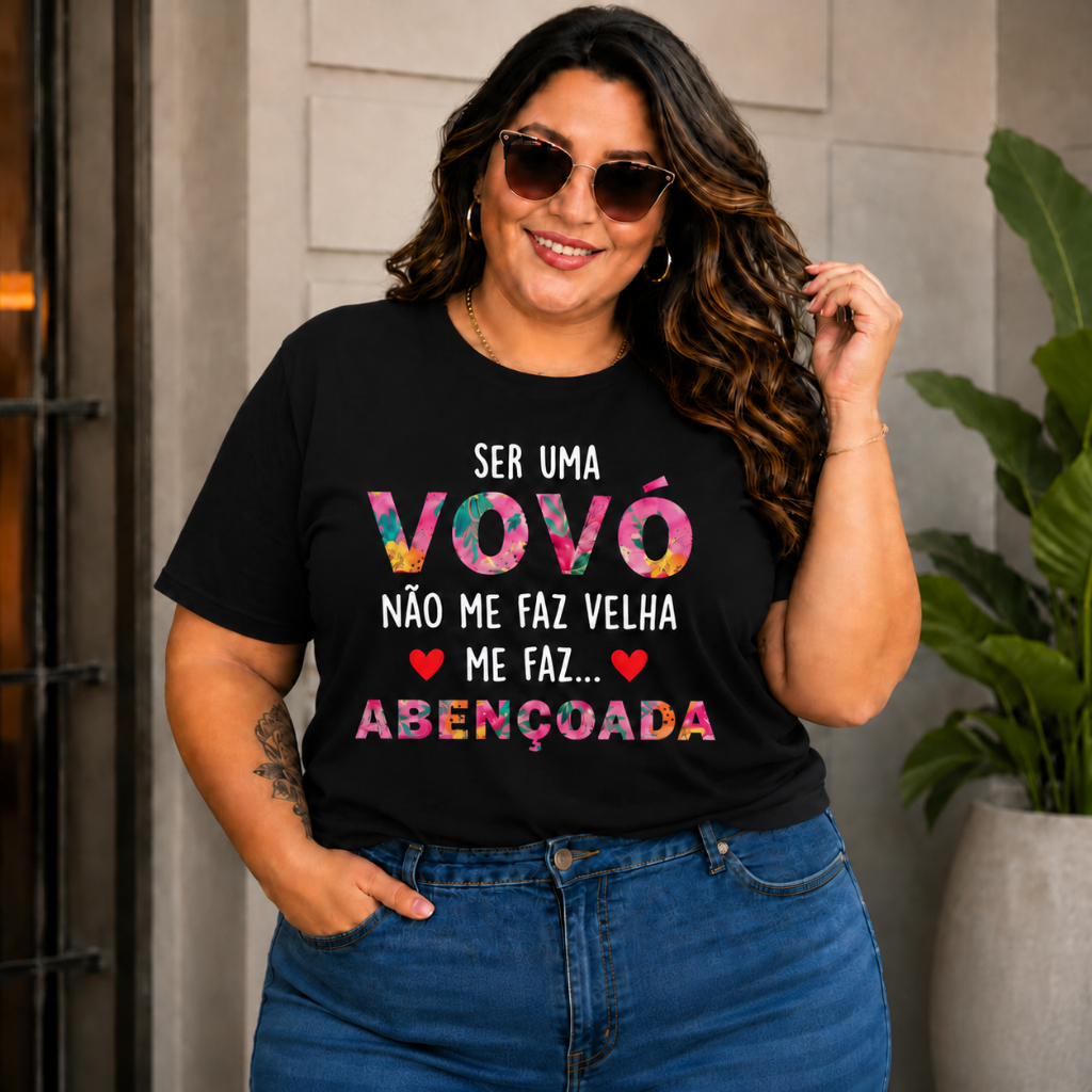 Camiseta Feminina Ser Uma Vovó Não Me Faz Velha Me Faz Abençoada Manga Curta Estampada Várias Core