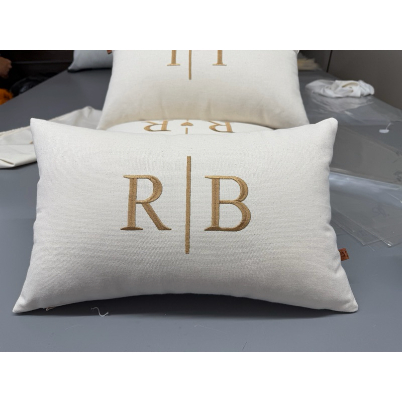 Almofada Personalizada Bordada Com Enchimento Rineira Baguete 50x30 Inicial Casal Linho Veludo