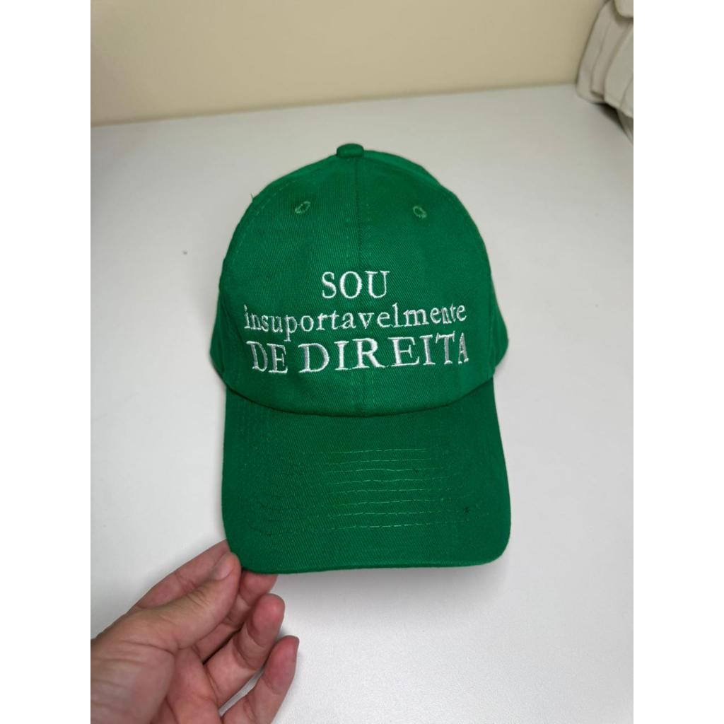Boné personalizado com a frase: "SOU insuportavelmente DE DIREITA"