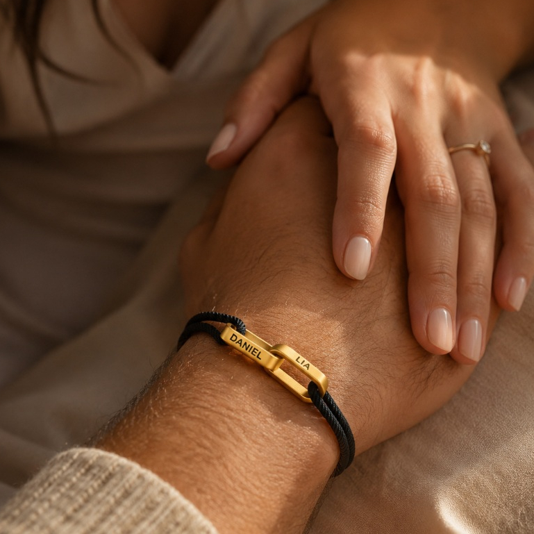 Pulseira Personalizada com 2 Nomes Ajustável em Aço Inox Dourado — imagem 2 de 2