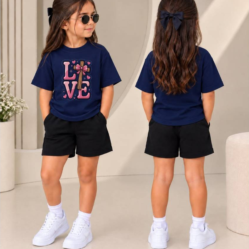A Estilosa da Turminha: Conjunto Infantil Feminino Camiseta Básica com Estampa Love e Cruz + Short Moletom Confortável