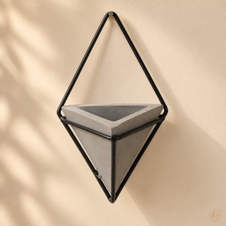 Vaso Cachepot Pendente Triangular de Parede Cimento Cinza com Suporte de Metal Preto Decorativo