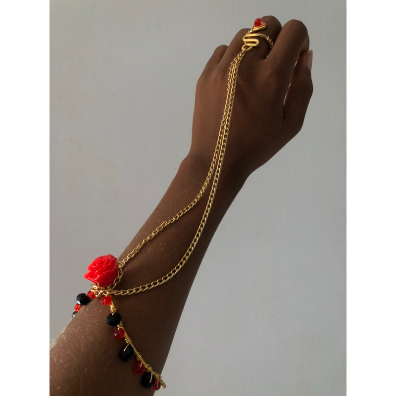 Bracelete de Rosa Vermelha - acessório artesanal