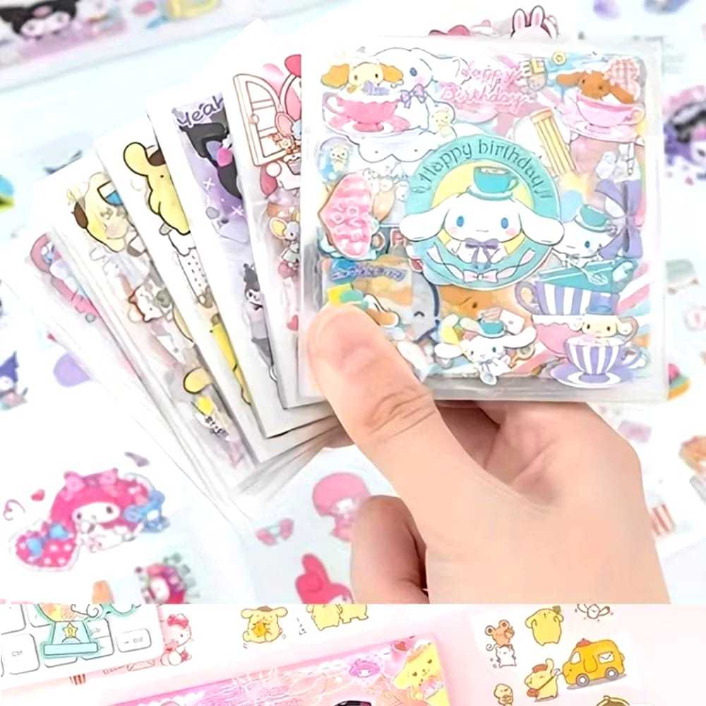 12 Mini Cartela Adesivos Fofos Impermeáveis p/ Decorações Turma Hello Kitty: My Melody, Cinnamoroll, Kuromi, Pompompurin