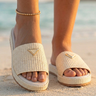 Chinelo Slide elegante com aplique dourado — confortável em Oferta na Shopee