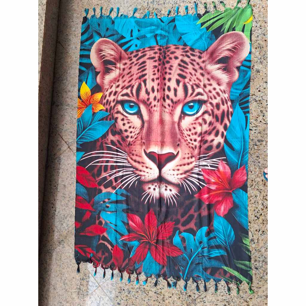 Canga de Praia Onça Tropical Premium – Animal Print com Folhagens e Flores, Estilo Selvagem