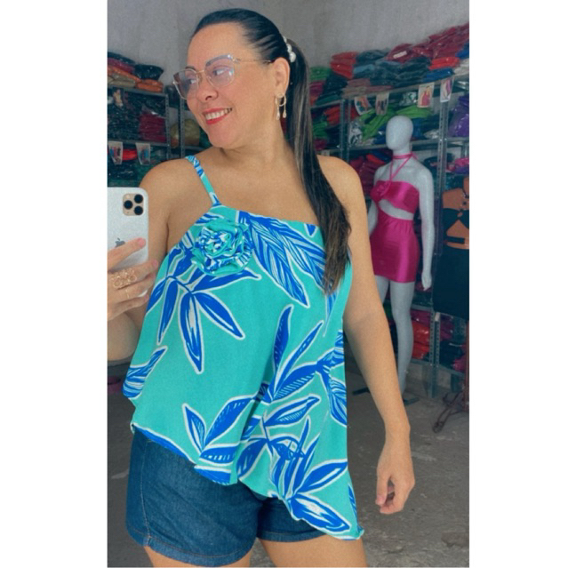 BLUSA COM FLOR,CORTE ASSIMETRICO ALCINHA REGULAVEL ,MODELAGEM SOLTINHO/EVASE ROMANTICA TENDENCIA VERAO 2026