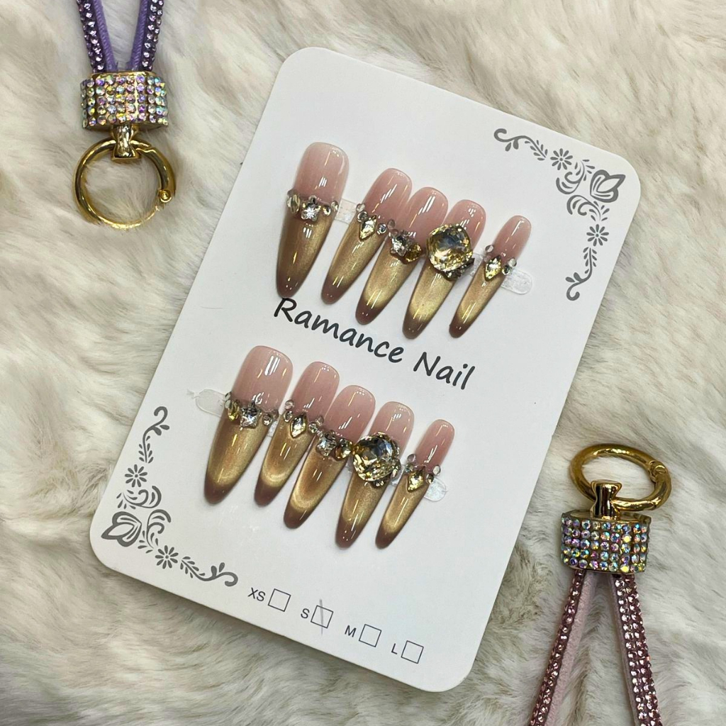 Unhas Postiças Luxo Cat Eye Gold Amber – Modelo Golden Diva com Joia Central 3D e Cristais
