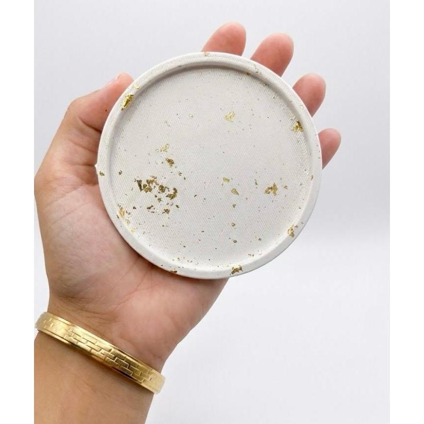 Prato Porta Anéis e Acessórios em Gesso Artesanal Detalhe Dourado - Organizador de Mesa Bijuterias
