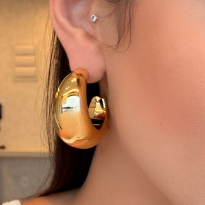 Brinco Minimalista Gota Alongada – Prata ou Dourado | Design Moderno, Leve e Elegante