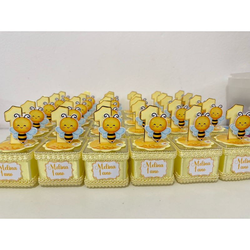 Lembrancinha Abelhinha | Caixa acrílica festa abelhinha | decoração de festa abelha | festa abelha menina