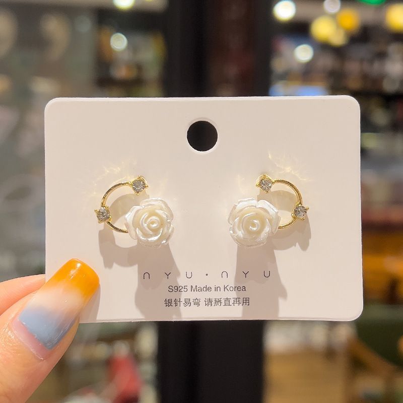 White flower earrings, sweet for Korean brides - Light, elegant and stylish.Adequado para uso diário