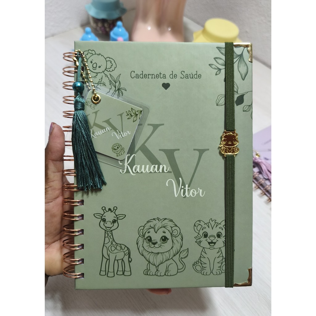 Caderneta de Saúde Personalizada Safari Verde com Nome | Caderneta do Bebê Luxo com Pingente e Elástico