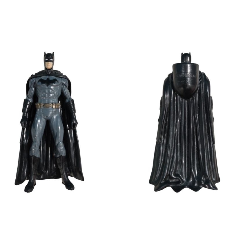 O visual é fortemente inspirado na aclamada franquia de jogos de videogame Batman: Arkham.
